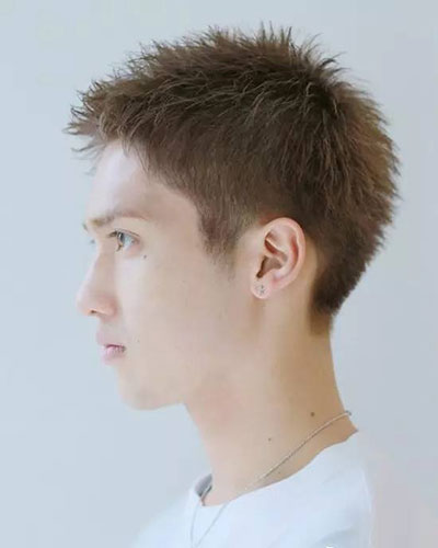 男生两边剪短刘海向上翘的潮男发型图片