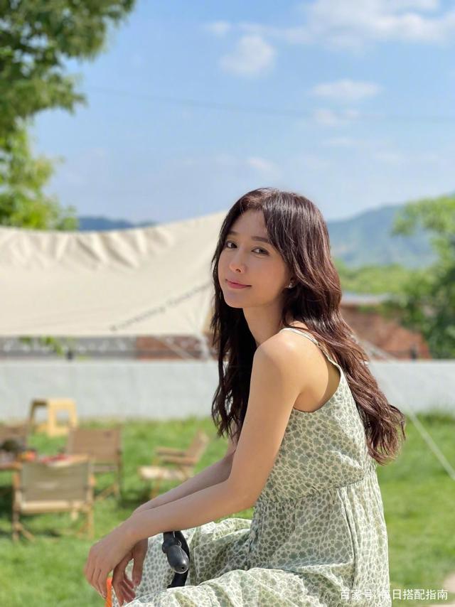 为什么你穿碎花裙显胖又很土？学学秦岚这样穿