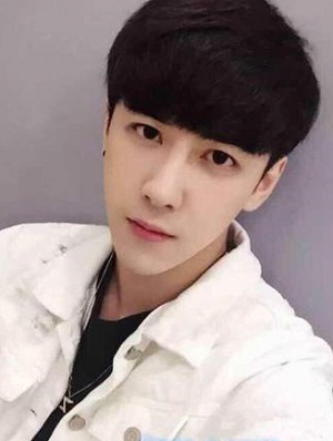 2022年男生短发精神帅气发型  时尚帅气男生短卷发发型设