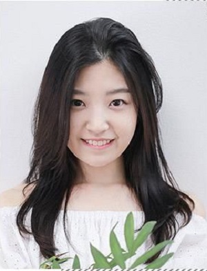 春夏季最流行的女生发型  直发长发发型图片