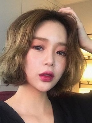 好看短发卷发发型  齐肩款短卷发发型