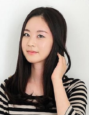 春夏季最流行的女生发型  直发长发发型图片