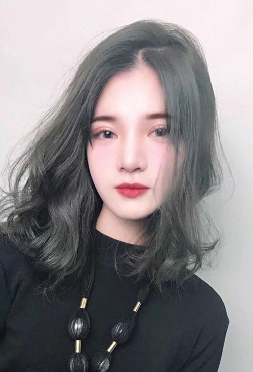 女生染出的银灰色头发图片 小仙女的卷头发造型图片