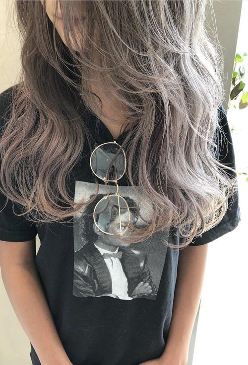 女生染出的银灰色头发图片 小仙女的卷头发造型图片