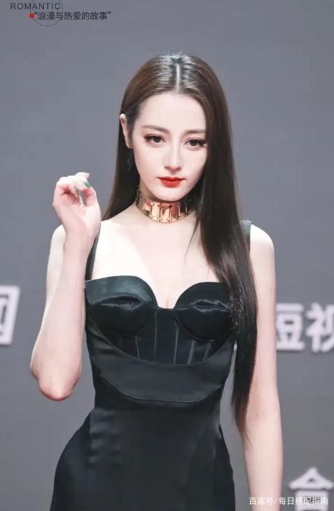 迪丽热巴的红毯“进化史”：她是如何成长为“红毯女王”的