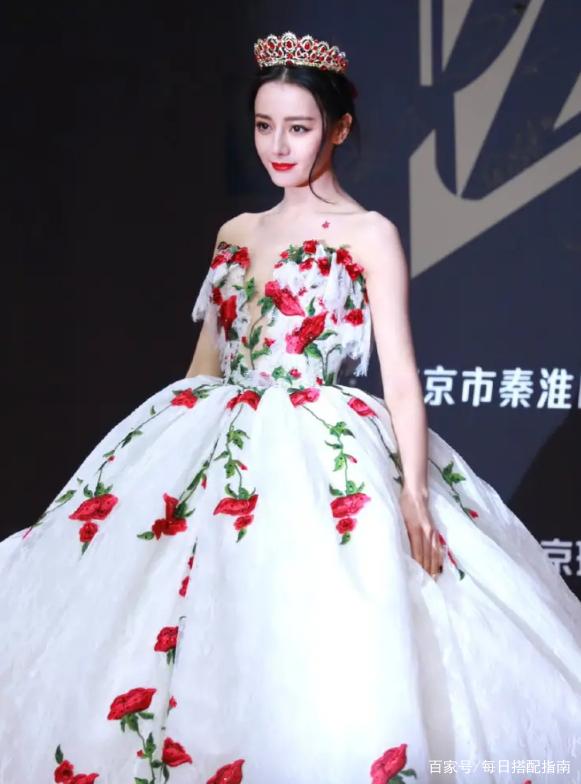 迪丽热巴的红毯“进化史”：她是如何成长为“红毯女王”的