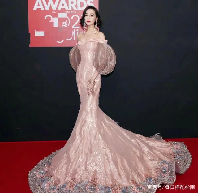 迪丽热巴的红毯“进化史”：她是如何成长为“红毯女王”的