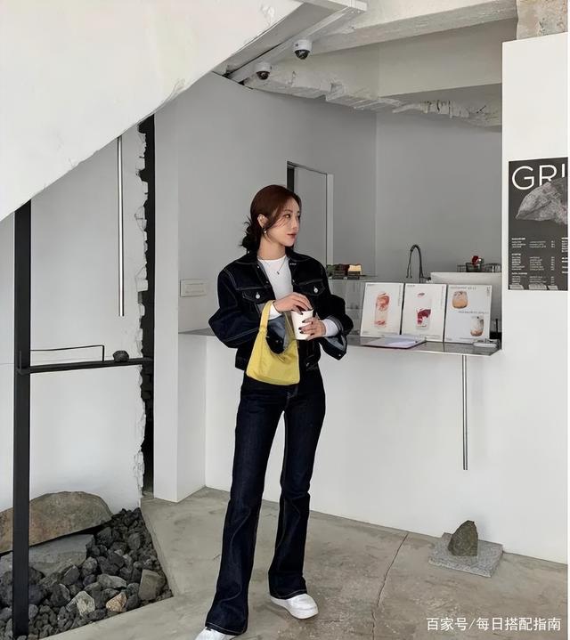 收起你的小黑裤吧，今夏时髦精都在穿“马蹄裤”，不仅显瘦还特别好看