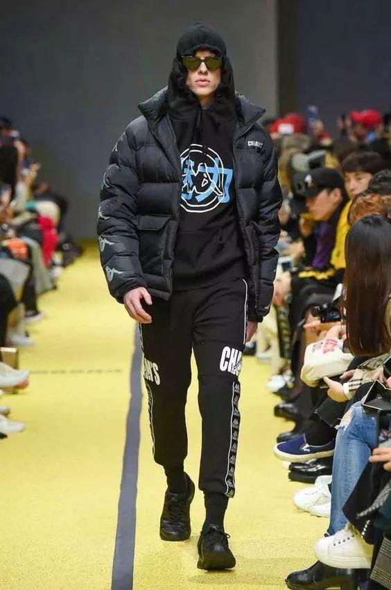 连帽卫衣只用来单穿？那就是一种浪费，搭配这些能让你的造型时髦又保暖