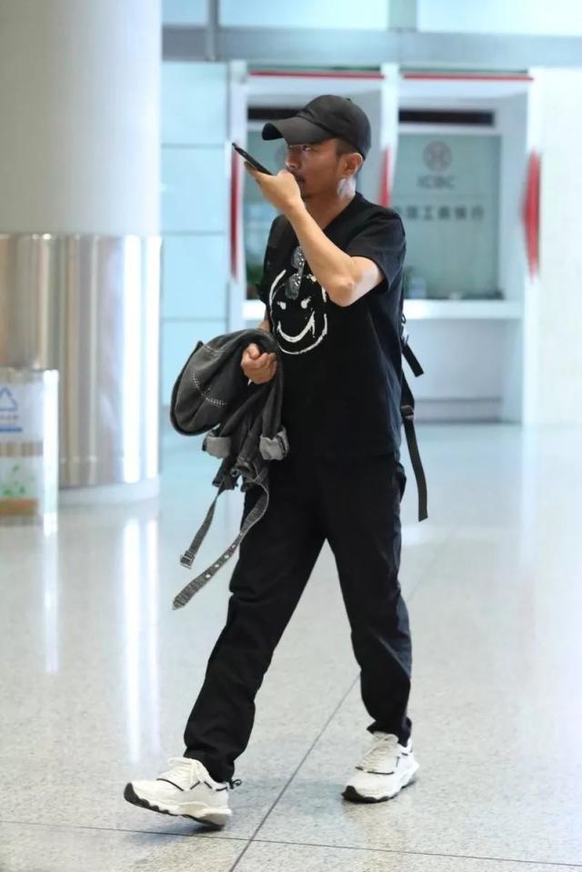 55岁的张涵予也是潮男的标杆，像他这样穿年轻又很有男人味