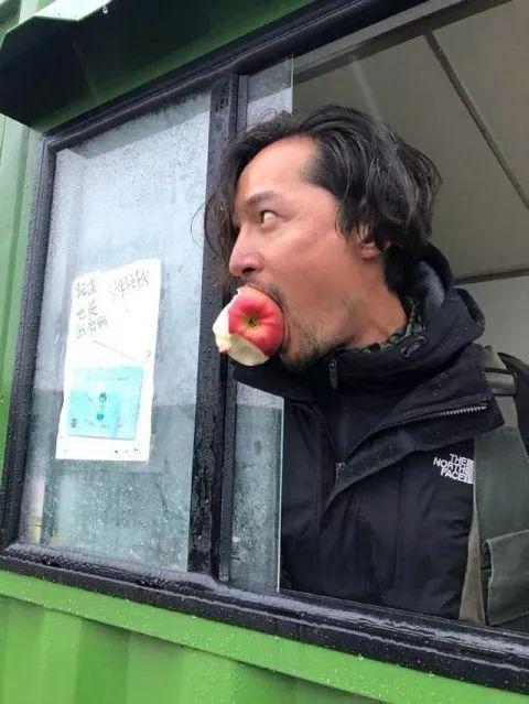 有一种发型叫“胡歌长发”，网友：半年不剪发、不洗头都没有这效果