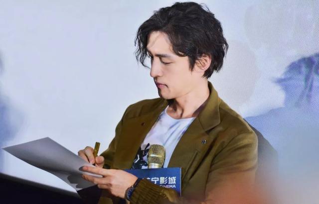 有一种发型叫“胡歌长发”，网友：半年不剪发、不洗头都没有这效果