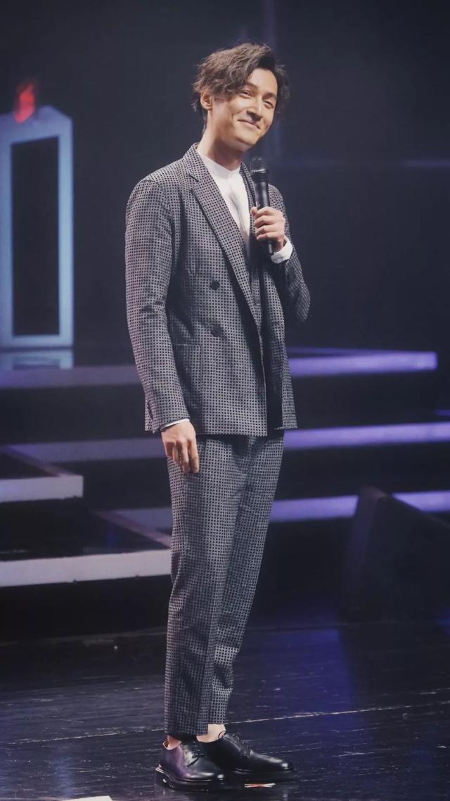 有一种发型叫“胡歌长发”，网友：半年不剪发、不洗头都没有这效果