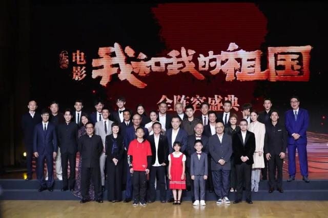 朱一龙出席电影《我和我的祖国》盛典，身穿中山装亮相，造型正气十足。