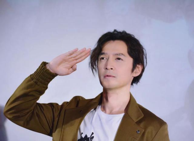 有一种发型叫“胡歌长发”，网友：半年不剪发、不洗头都没有这效果