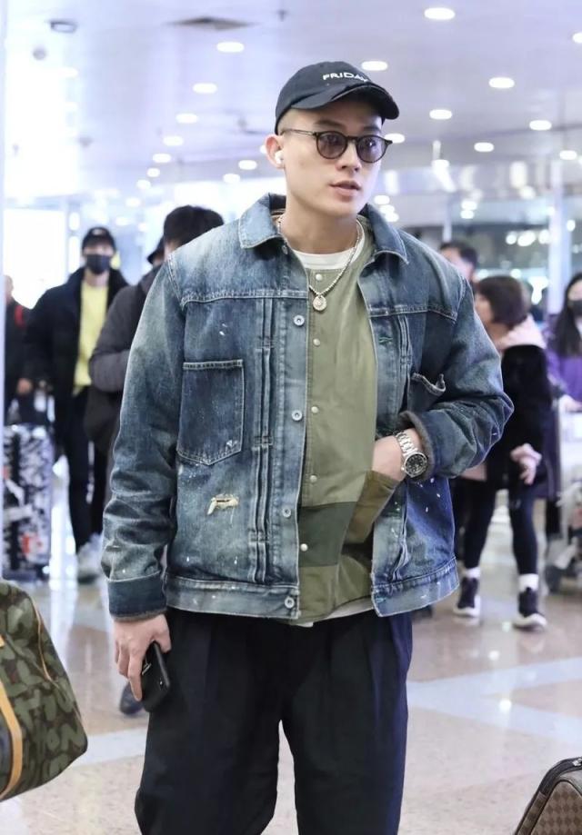 欧豪牛仔夹克造型，型男范十足，像他这样穿百搭，很受时尚圈欢迎
