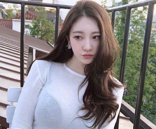 精致的鹅蛋脸当然要做长卷发了 再没有比卷发更贴合鹅蛋脸形