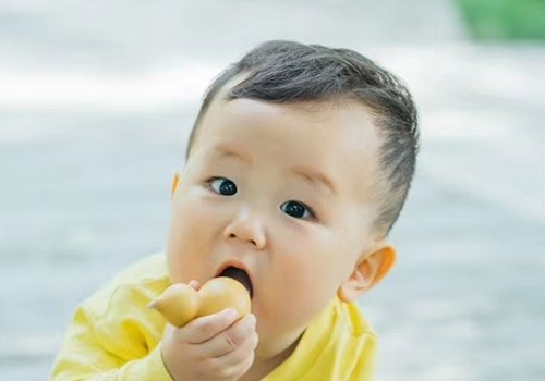 六七个月男宝宝怎样剃头好看 初夏男婴儿简单个性的短发造型
