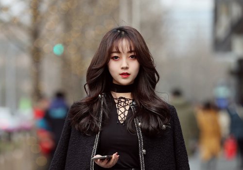 长脸女生烫头好看与否关键在刘海的选择 百变刘海搭长卷发修颜减龄