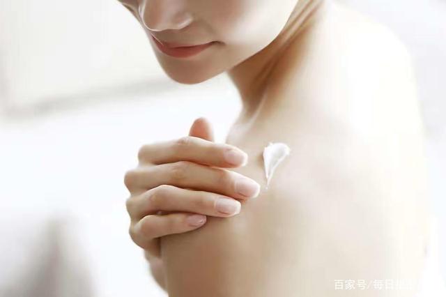 坚持每天涂身体乳和不涂的女人，皮肤有什么不一样
