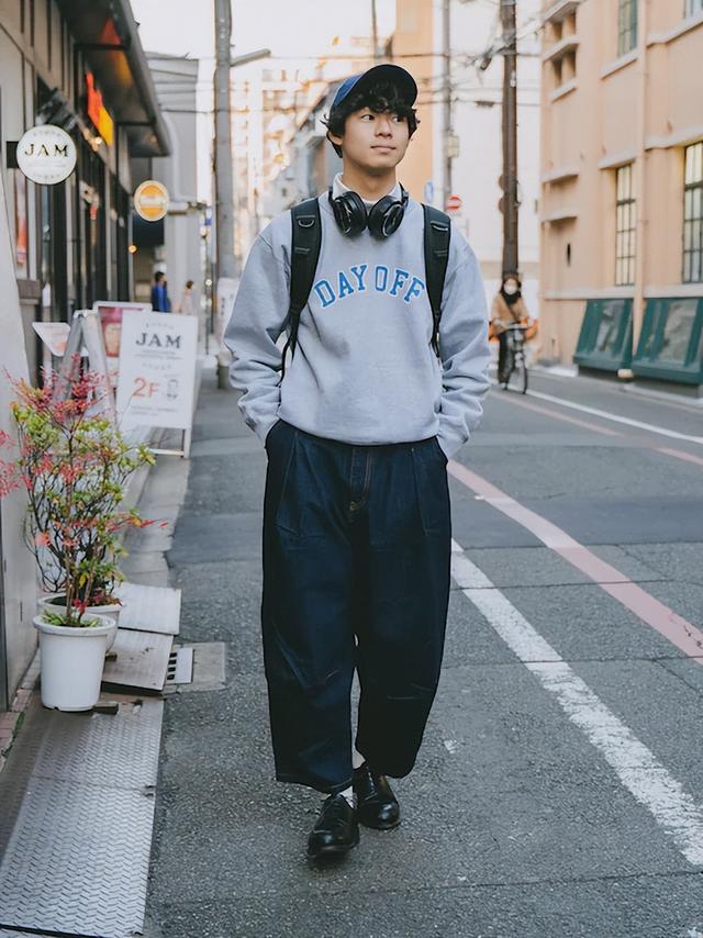 当下穿皮鞋就是“土”？那思路太局限了，看看时尚博主的造型