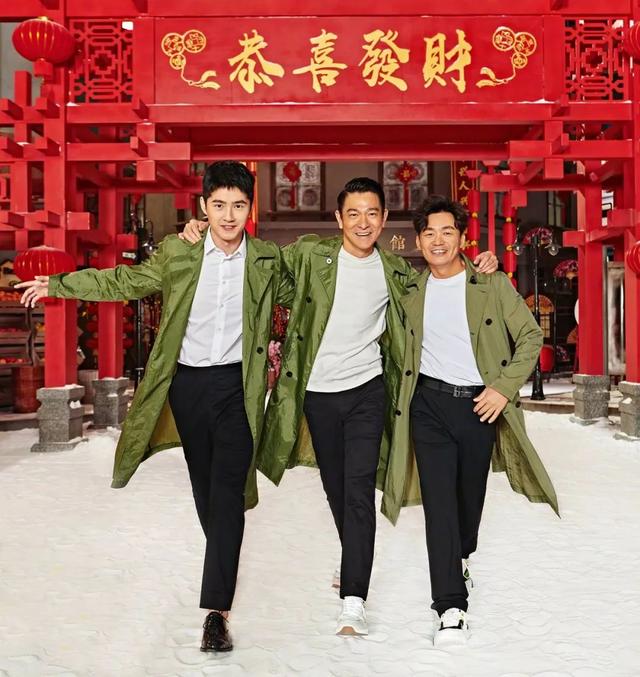 刘德华身穿绿色风衣，演唱《唐探3》送福曲！军绿色大衣也是可以打造不同的造型风格