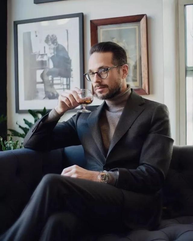 穿西装只搭配衬衫？那就太单调了，西装+高领毛衣造型百搭，优雅风调依旧