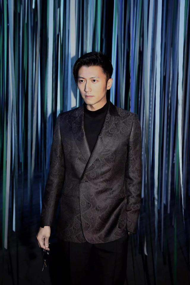 谢霆锋亮相男装周，面对镜头魅力十足，彰显自信和绅士风范