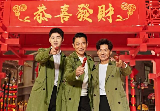 刘德华身穿绿色风衣，演唱《唐探3》送福曲！军绿色大衣也是可以打造不同的造型风格