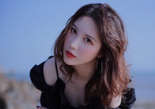 去见闺蜜换好发型才好自拍 显脸小的造型能清新不显小心机