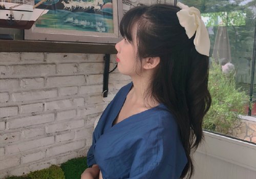 去见闺蜜换好发型才好自拍 显脸小的造型能清新不显小心机