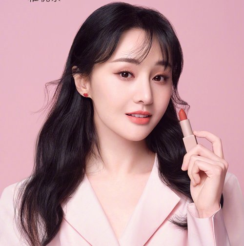 选对刘海颜值UP 今年90后大额头女生热点刘海长卷发pick