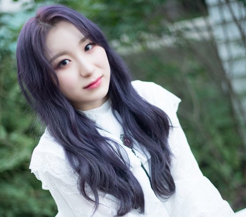 选对刘海颜值UP 今年90后大额头女生热点刘海长卷发pick