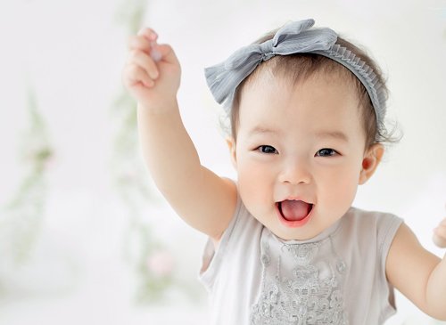 0岁女宝宝戴发饰拒绝假小子 几个月女宝宝根据服装选头饰更可爱