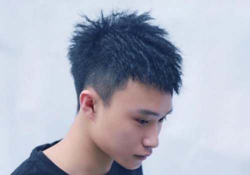长脸男生适合的两边剃光短发发型 修饰长脸打造酷帅形象超有型