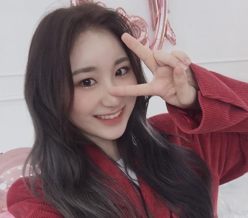 选对刘海颜值UP 今年90后大额头女生热点刘海长卷发pick