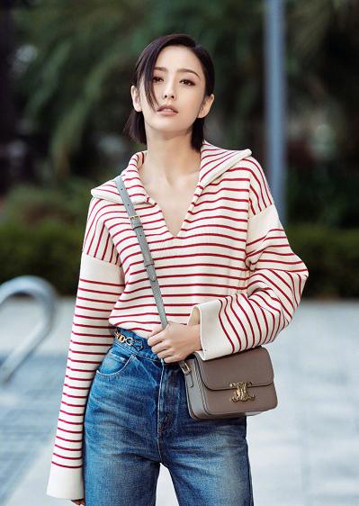 三四十岁的女人怎么穿搭？别再只穿个卫衣图舒服了，学学佟丽娅，变成一个知性优雅的女人