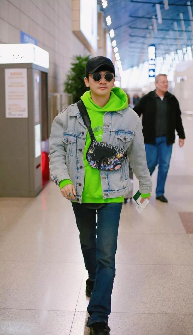 苏有朋穿米奇毛衣，演唱《都挺好》，这造型不愧是冻龄男神