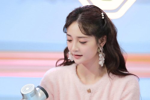 主打甜美可爱的女生长头发图 一定变温柔的卷烫头发造型