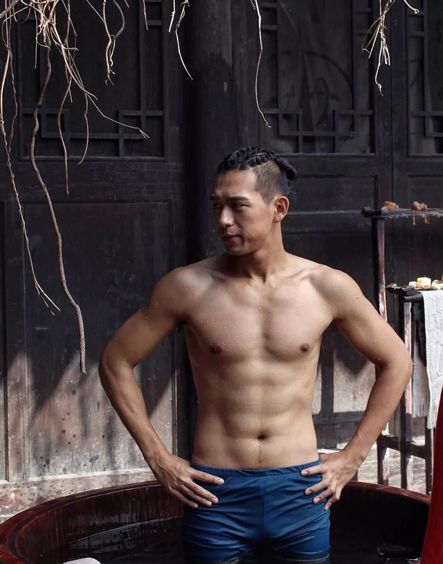 李现秀身材，肌肉线条清晰，这体型很完美！
