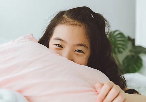 10岁女孩的长发怎么留好看 今年小学女生流行长直发有这几款设计