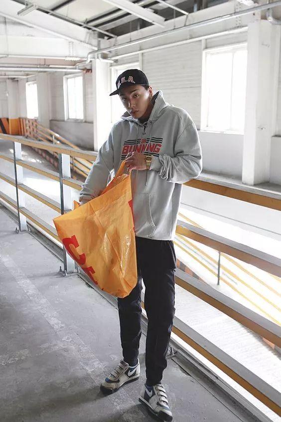 穿运动裤外套应该怎么选？搭配这4种款式风格，就能很好地丰富个人的造型风格
