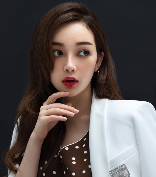 宽脸与长刘海最搭，宽脸女生长刘海打理新技巧，宽脸变窄hin容易
