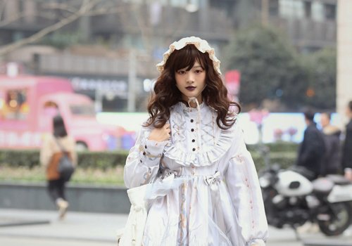 女人没有后脑勺怎样留中长发 get时尚蓬松长卷发拥有完美头型