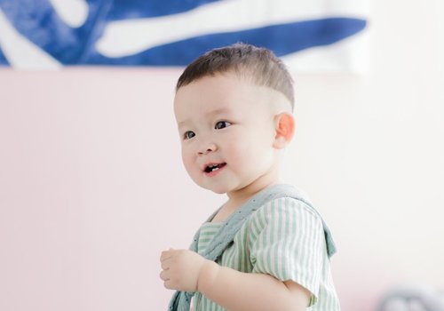 一岁男宝宝头发再短也能很有型 男幼童最新超短发设计摆脱帽子