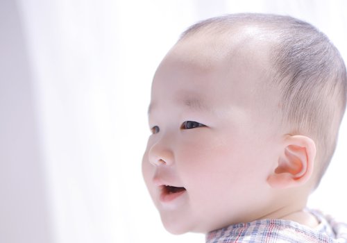 一岁男宝宝头发再短也能很有型 男幼童最新超短发设计摆脱帽子