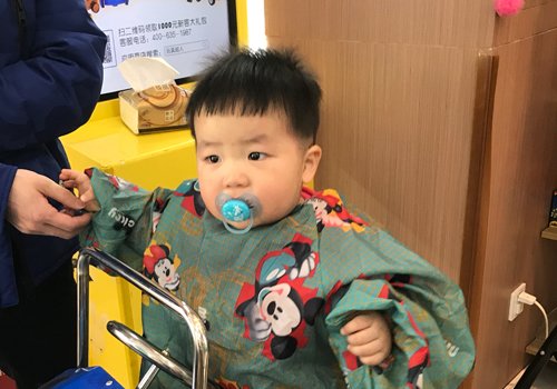 一岁男宝宝头发再短也能很有型 男幼童最新超短发设计摆脱帽子