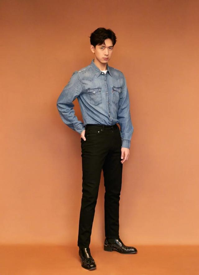 男士如何把牛仔单品，穿得更时髦？李现的造型就是很好的搭配模板