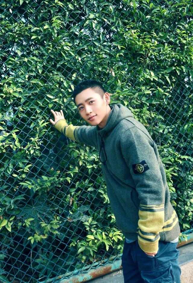 魏晨34岁生日晒寸头照，这颜值打几分？粉丝回复：“确认过眼神，是我爱的人。”