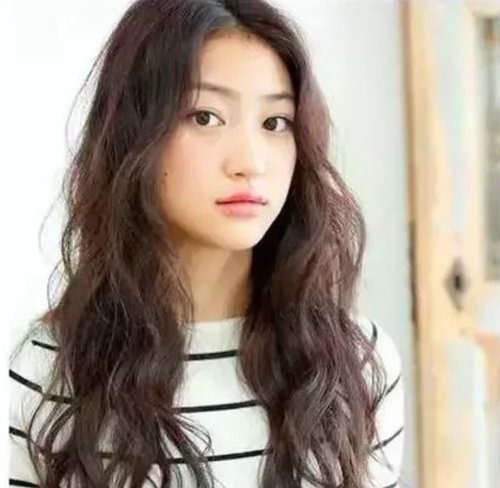 大方脸的女人留什么长头发好看 胖人脸型有些方方的为什么要留长头发